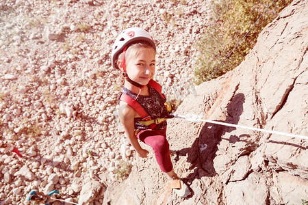 地面头发摄影照片_培训攀岩的女孩