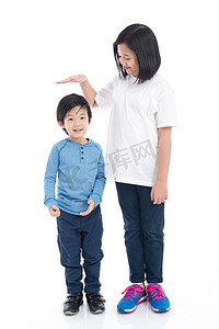 战胜韩国摄影照片_Asiangirl 措施她哥哥分离的白色背景上的增长