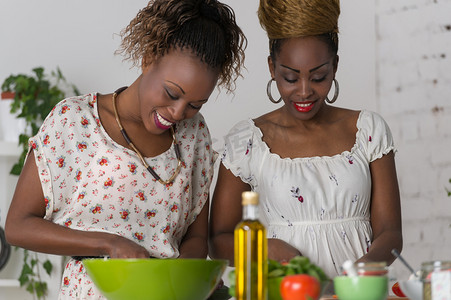 两位年轻的非洲妇女烹饪