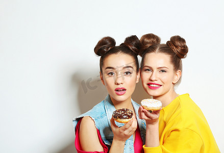 麦圈摄影照片_women with tasty donuts