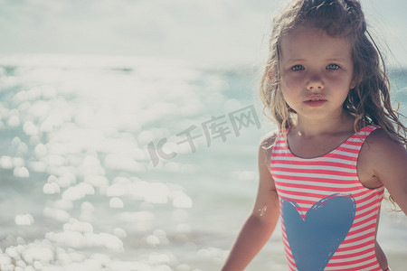 游龙摄影照片_Cute girl at the ocean beach