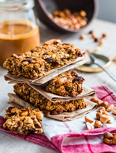 and摄影照片_protein bars granola with seeds, peanut butter and dried fruit, 