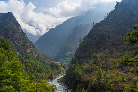 建筑冰块摄影照片_景观的喜马拉雅山山谷，珠穆朗玛峰地区尼泊尔