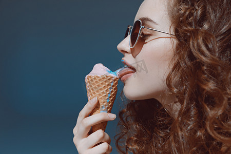 女孩在吃冰激淋的太阳镜