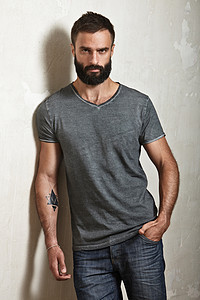 shirt摄影照片_Bearded man wearing grey t-shirt