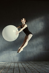 灵活的魅力体操运动员表演使用那个白色的气球