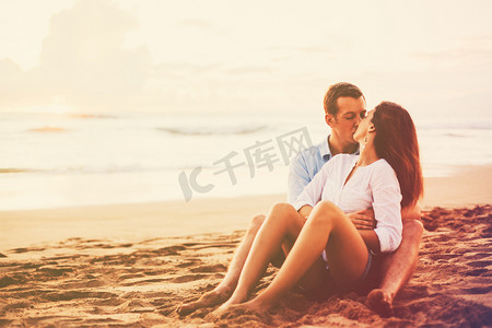 浪漫的情侣享受海边的美丽日落