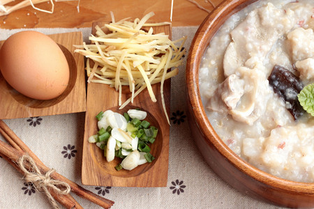 国产的摄影照片_糙米粥放猪肉和溏心蛋的美味.