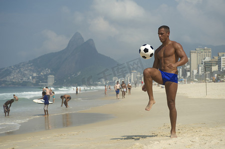 依帕内玛海滩摄影照片_Young Brazilian Man Playing Altinho Beach Football