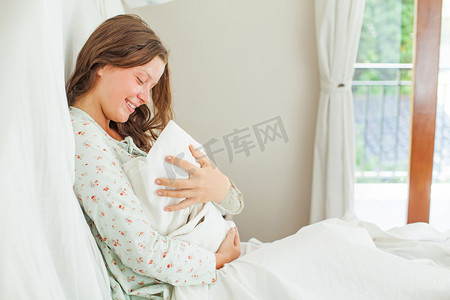 幸福母亲与新生婴儿