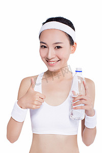 健康的亚洲女性，用毛巾和矿泉水瓶