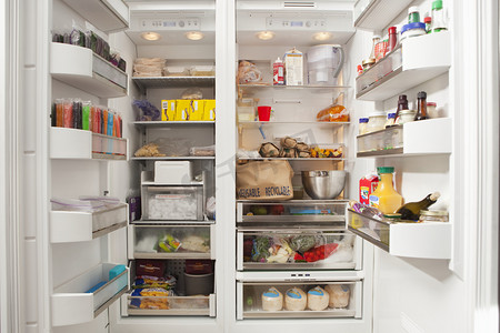 双开门冰箱摄影照片_与食品项目打开冰箱 