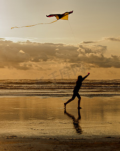 体育风摄影照片_一只风筝在日落时的乐趣.