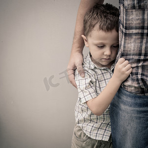 悲伤的儿子抱着他的爸爸