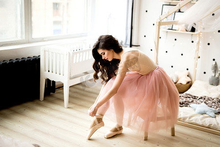 芭蕾舞女演员系普安特鞋带