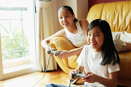 姐妹们玩视频游戏