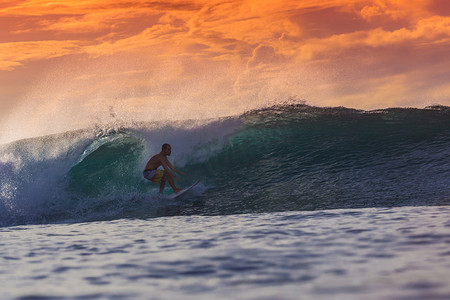 巴里島摄影照片_令人惊异的波的冲浪者