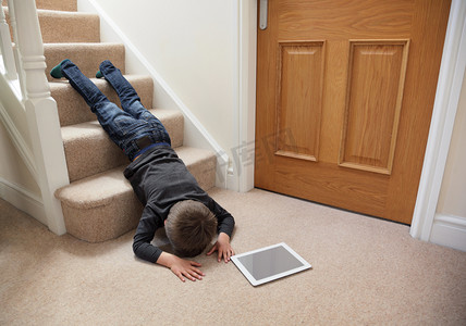 儿童躺着摄影照片_孩子摔下楼梯