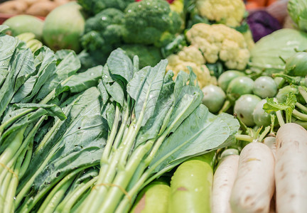 在市场中的混合新鲜蔬菜
