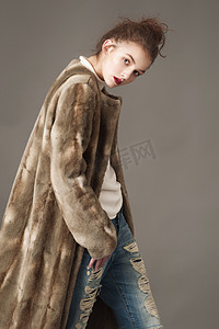 皮毛白色摄影照片_棕色的皮毛大衣的时尚女人构成