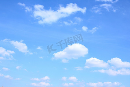 蓝色的天空和很多小云彩