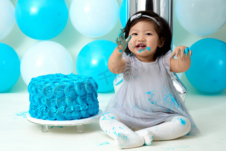 气球编号摄影照片_粉碎的第一个生日蛋糕
