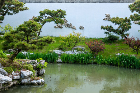 中国建筑门摄影照片_扬州瘦西湖上花园水边