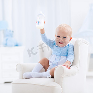 饮料瓶摄影照片_男婴与瓶喝牛奶或配方