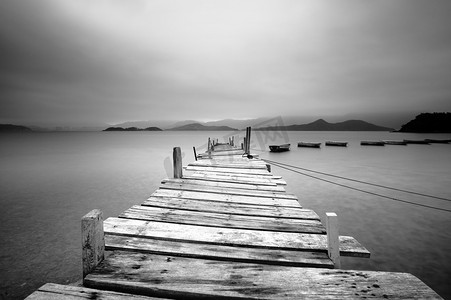 无止境摄影照片_寻找一个码头和船，黑色和白色