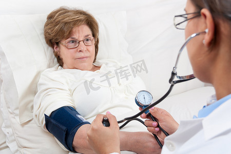 医生测量血压对高龄患者