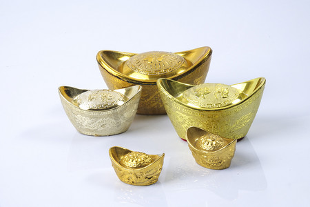 春节装饰品, 金锭被隔离在白色。汉字意味着运气、财富和繁荣.