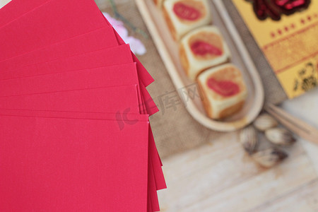 中秋月饼与红色的信封，中国新的一年