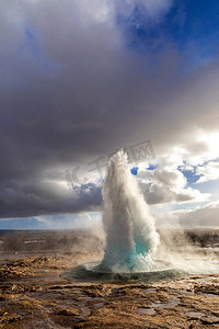 geysir摄影照片_hot strokkur geysir