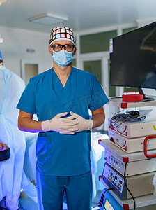 医务工作者。一个严肃的男人站在手术室里穿着制服站在手术室里在医院工作