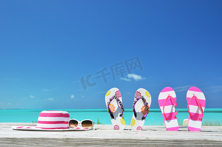 帽子、 太阳镜和埃克苏马，巴哈马的海滩的人字拖