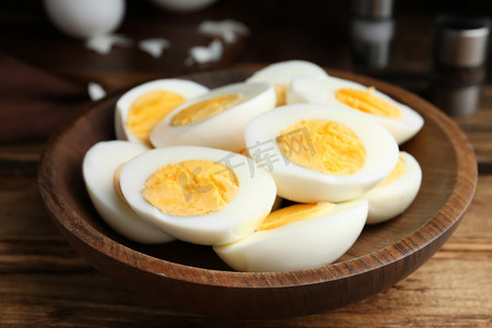 在桌上的木碗里切碎煮熟的鸡蛋