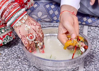印度婚礼摄影照片_印度夫妇在婚礼上玩环鱼游戏