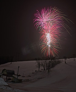 在南达科他州的苏瀑布大熊滑雪山燃放烟花爆竹新年前夕