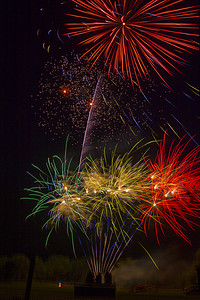 麦迪逊湖和南达科他州的麦迪逊市用焰火庆祝7月4日
