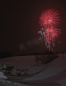烟花爆竹摄影照片_在南达科他州的苏瀑布大熊滑雪山燃放烟花爆竹新年前夕