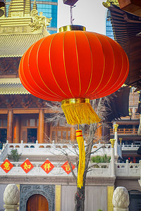 中国上海︰ 传统的中国红灯笼挂在静安寺附近