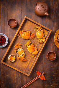 美食秋天四个螃蟹木桌摆放摄影图配图