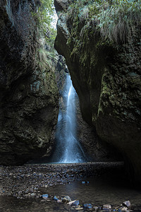 山里的瀑布岩石摄影图配图