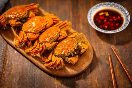 餐饮美食秋季四个螃蟹木桌摆放摄影图配图