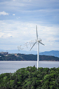 海岛上的风力发电机摄影图配图
