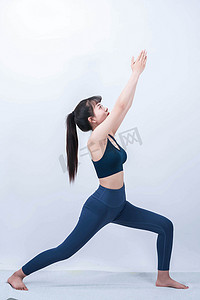 运动健身白天女生健身房瑜伽摄影图配图