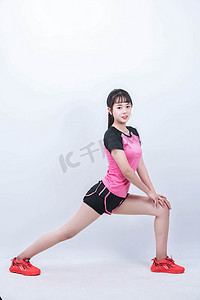 运动健身白天女生健身房锻炼运动摄影图配图