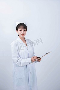 护士白天女医生月圆填写病历摄影图配图