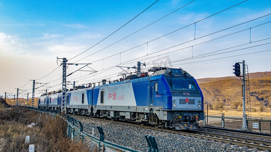 光流动态素材摄影照片_电力火车上午火车头秋季素材摄影图配图