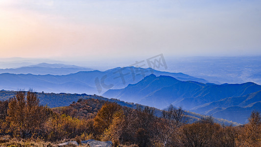 彩林摄影照片_秋色山峦彩林傍晚山峦彩林秋季素材摄影图配图